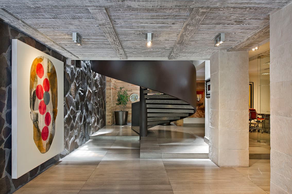 Acceso y escalera Notaría 122 — arte y piedra volcánica
